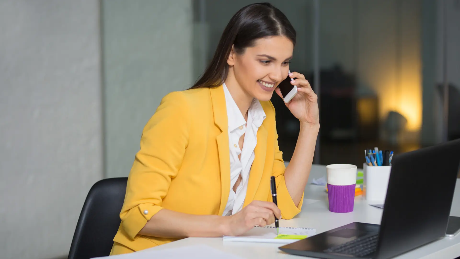 Mujer atendiendo llamada telefónica procedente del desvío de llamadas Mujer atendiendo llamada telefónica procedente del desvío de llamadas