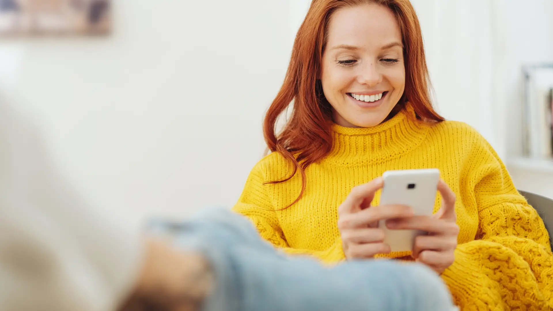 Mujer buscando con su teléfono como activar el identificador de llamadas de másmovil