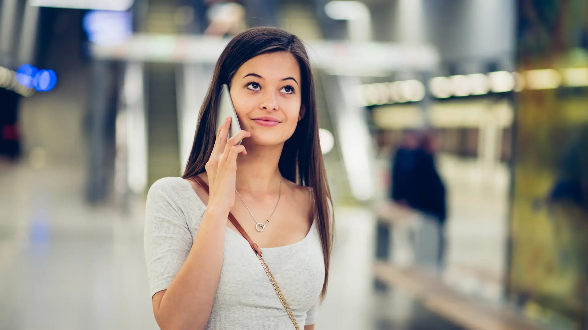 Mujer hablando por teléfono en estación simboliza llamadas internacionales Mujer hablando por teléfono en estación simboliza llamadas internacionales