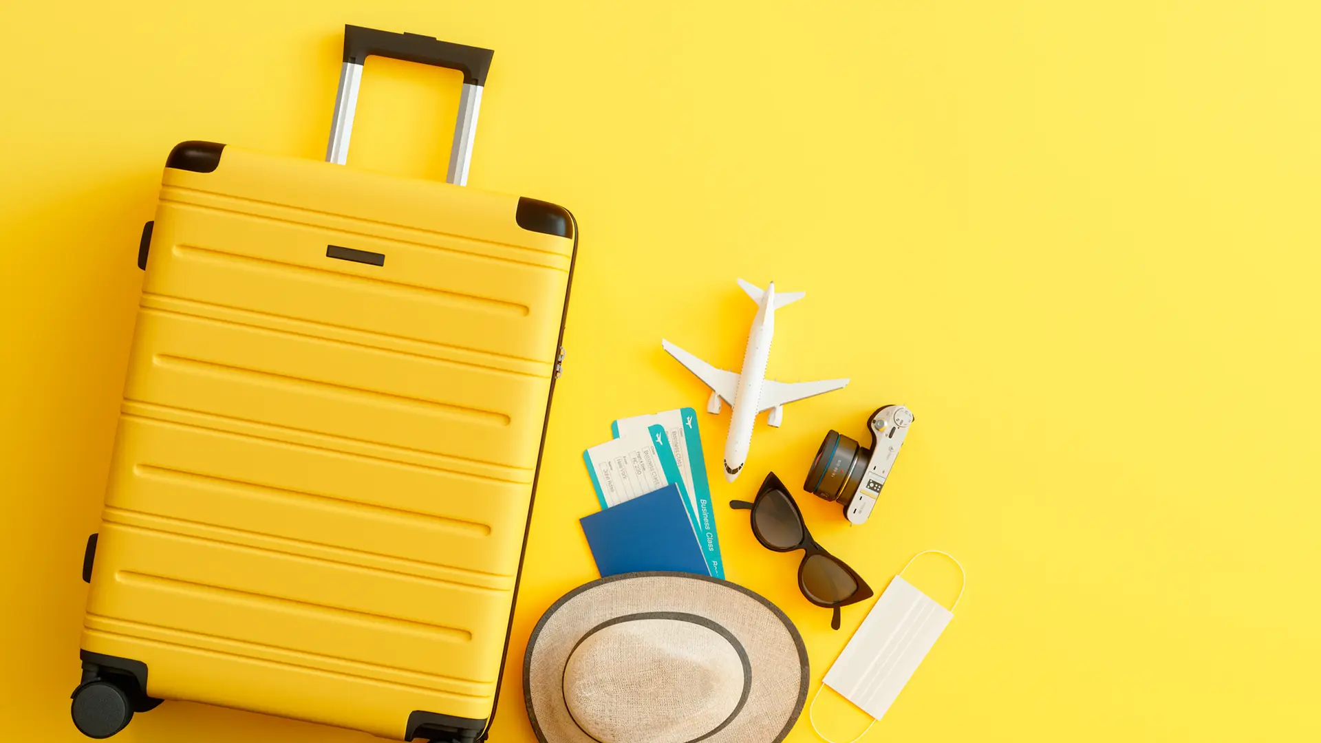 Maleta con Sombrero de Sol, Cámara, Pasaporte, Billete de Avión, Gafas de Sol simboliza roaming másmovil Maleta con Sombrero de Sol, Cámara, Pasaporte, Billete de Avión, Gafas de Sol simboliza roaming másmovil