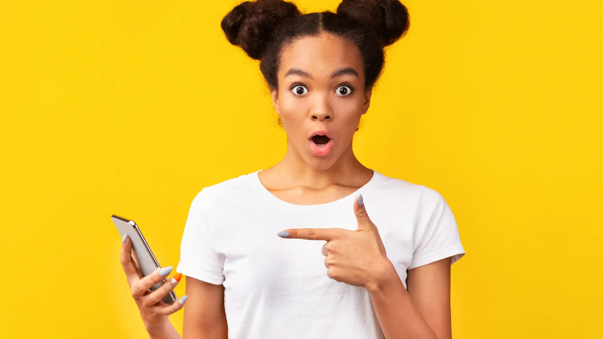 Joven con cara de asombro con smartphone simboliza tecnólogia voip de másmovil Joven con cara de asombro con smartphone simboliza tecnólogia voip de másmovil