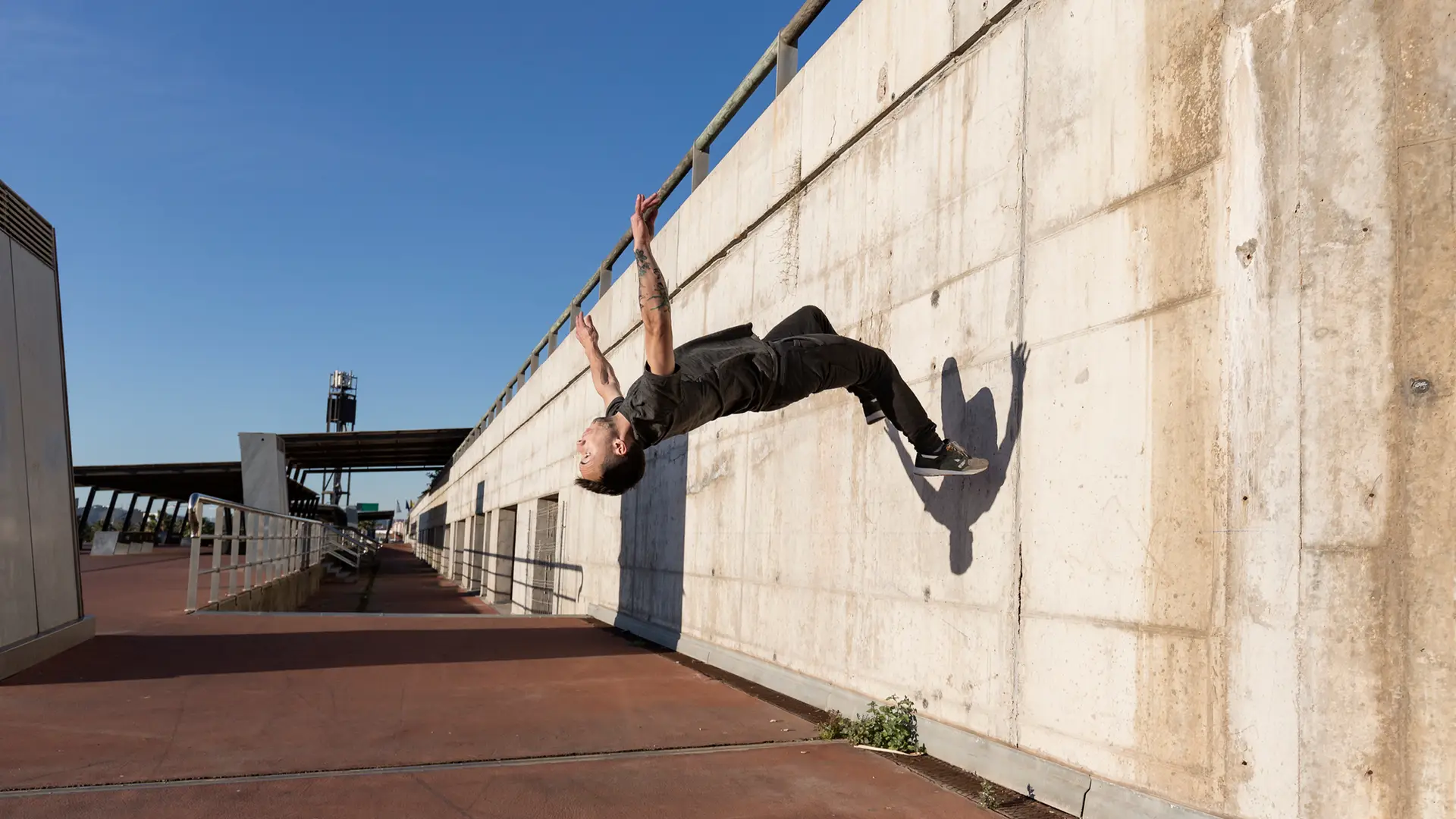 Joven saltando hacia atrás representa amago portabilidad másmovil Joven saltando hacia atrás representa amago portabilidad másmovil