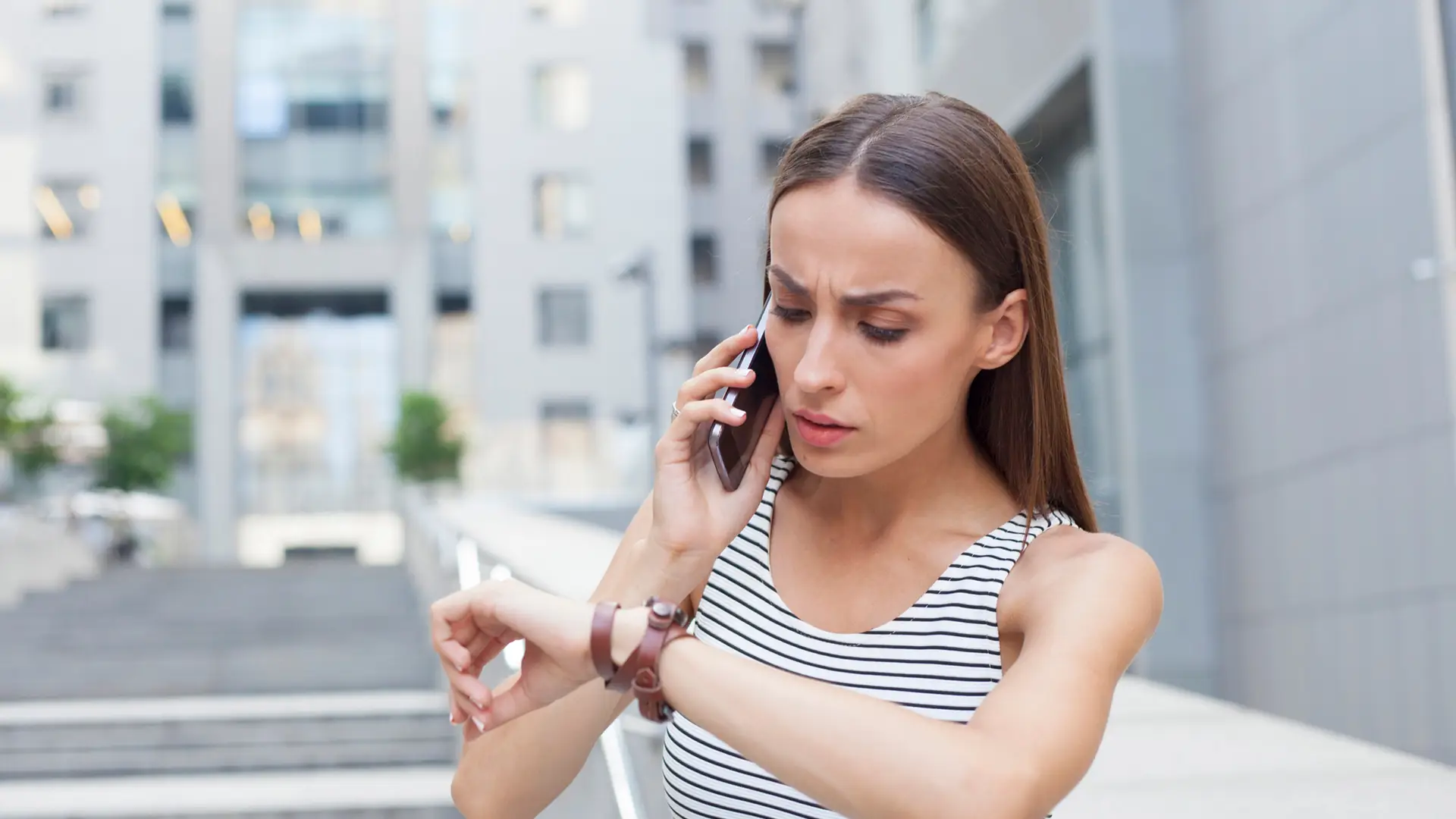 Mujer hablando por teléfono con cara enfadada simboliza dar baja másmovil
