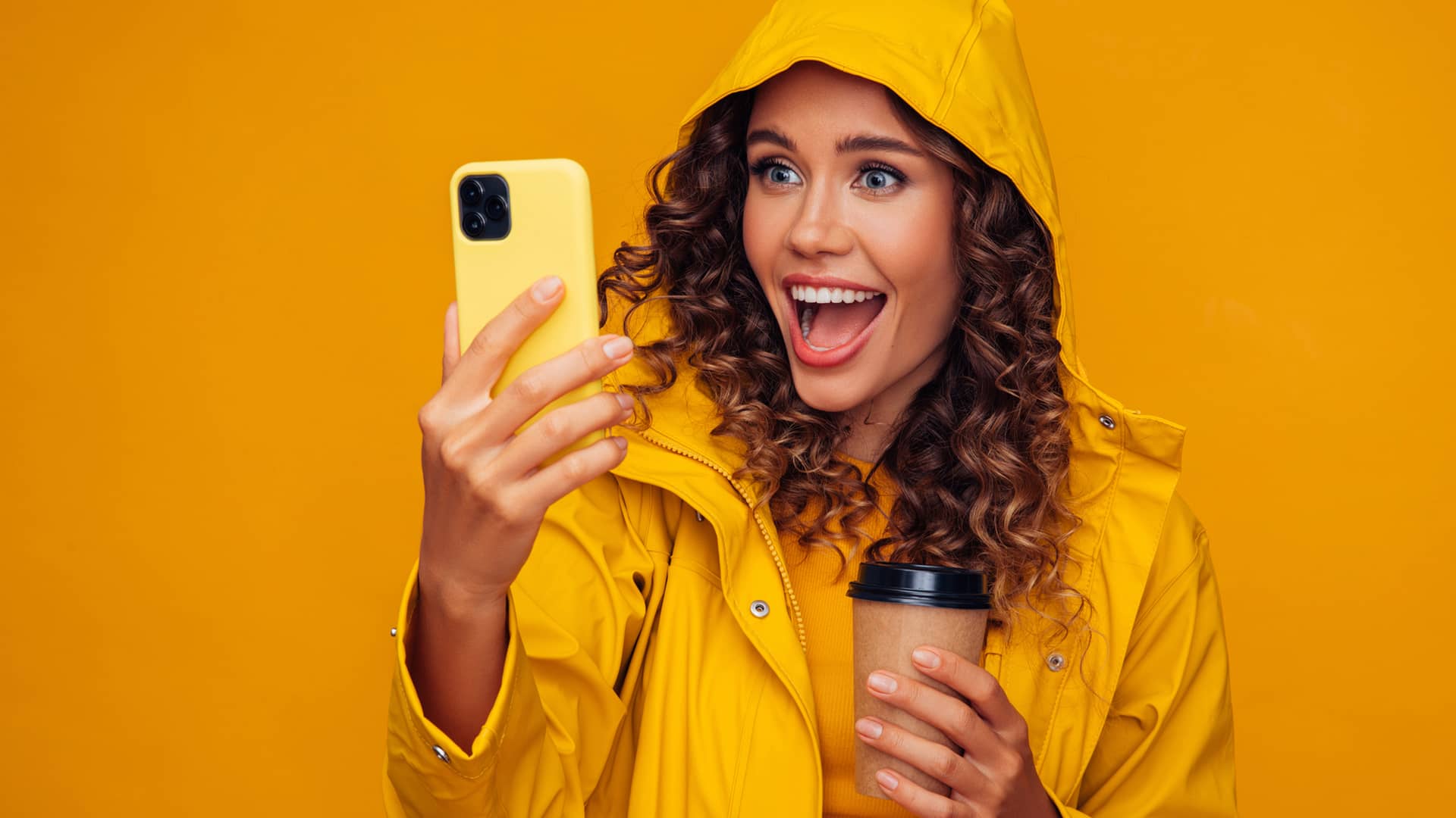Mujer haciendose un selfie simboliza móviles másmovil