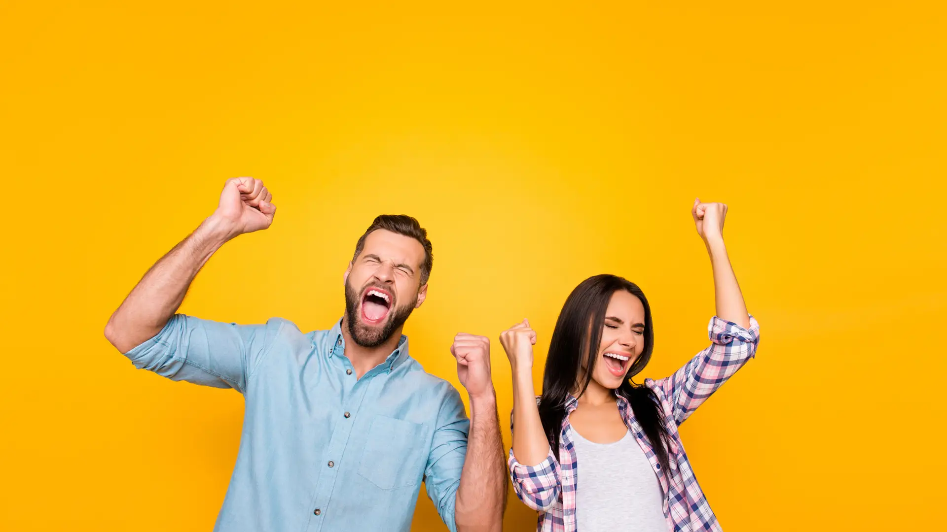 Pareja de recien casados gritando simbolizan la permanencia de másmovil Pareja de recien casados gritando simbolizan la permanencia de másmovil