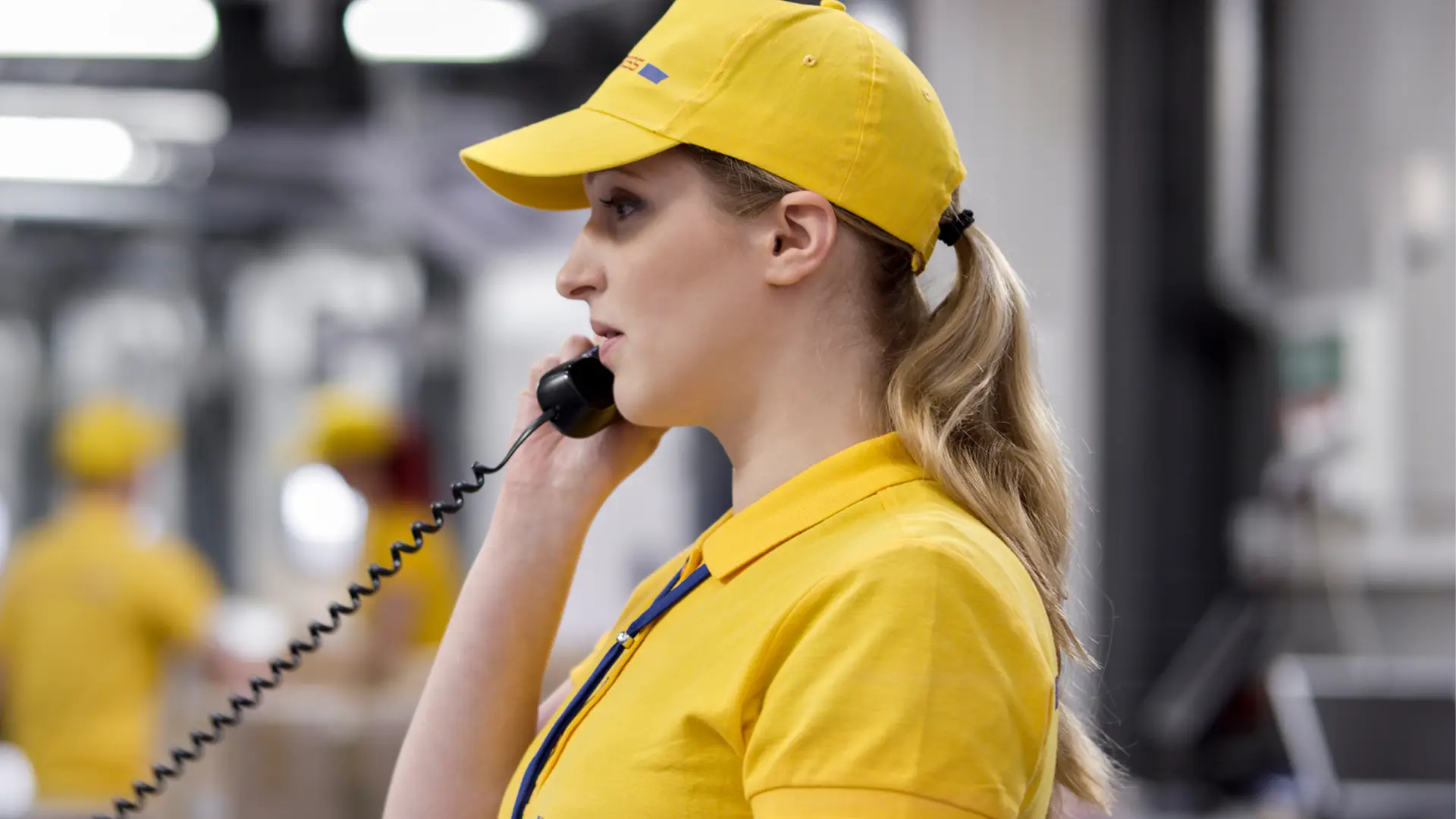 Trabajadora usando teléfono fijo simboliza tarifas fijo de másmovil Trabajadora usando teléfono fijo simboliza tarifas fijo de másmovil