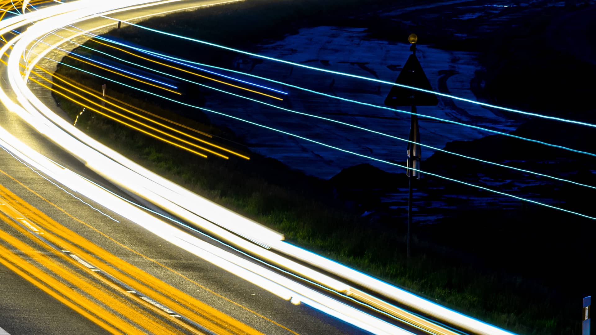 Estelas de luz de coches en carretera representa internet adsl de masmovil