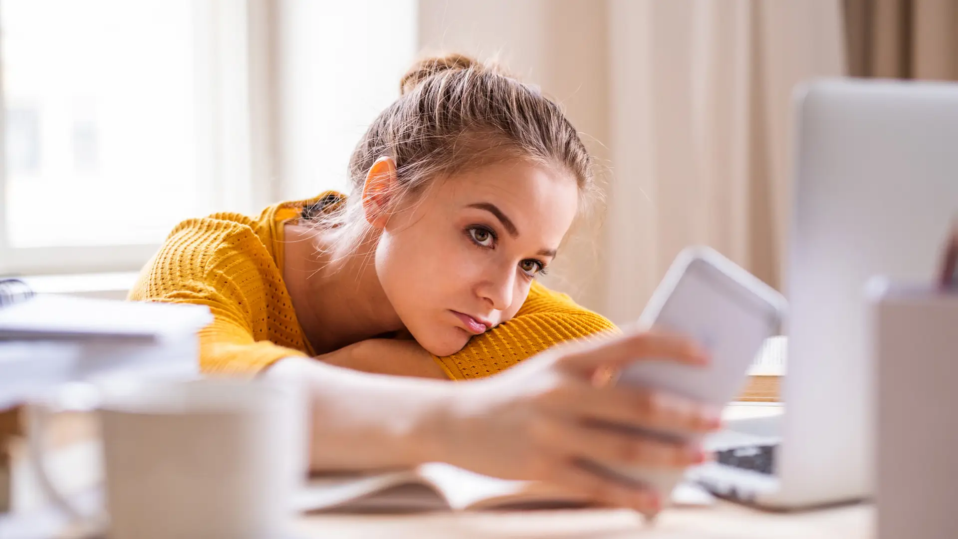 Joven usando teléfono móvil aburrida simboliza tarifa móvil prepago másmovil Joven usando teléfono móvil aburrida simboliza tarifa móvil prepago másmovil