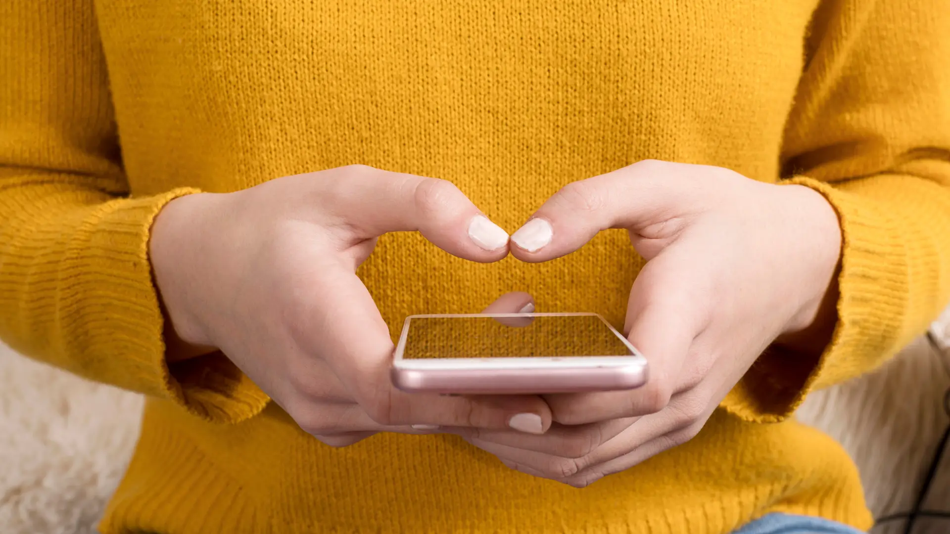 Joven usando smartphone simboliza móvil másmovil Joven usando smartphone simboliza móvil másmovil