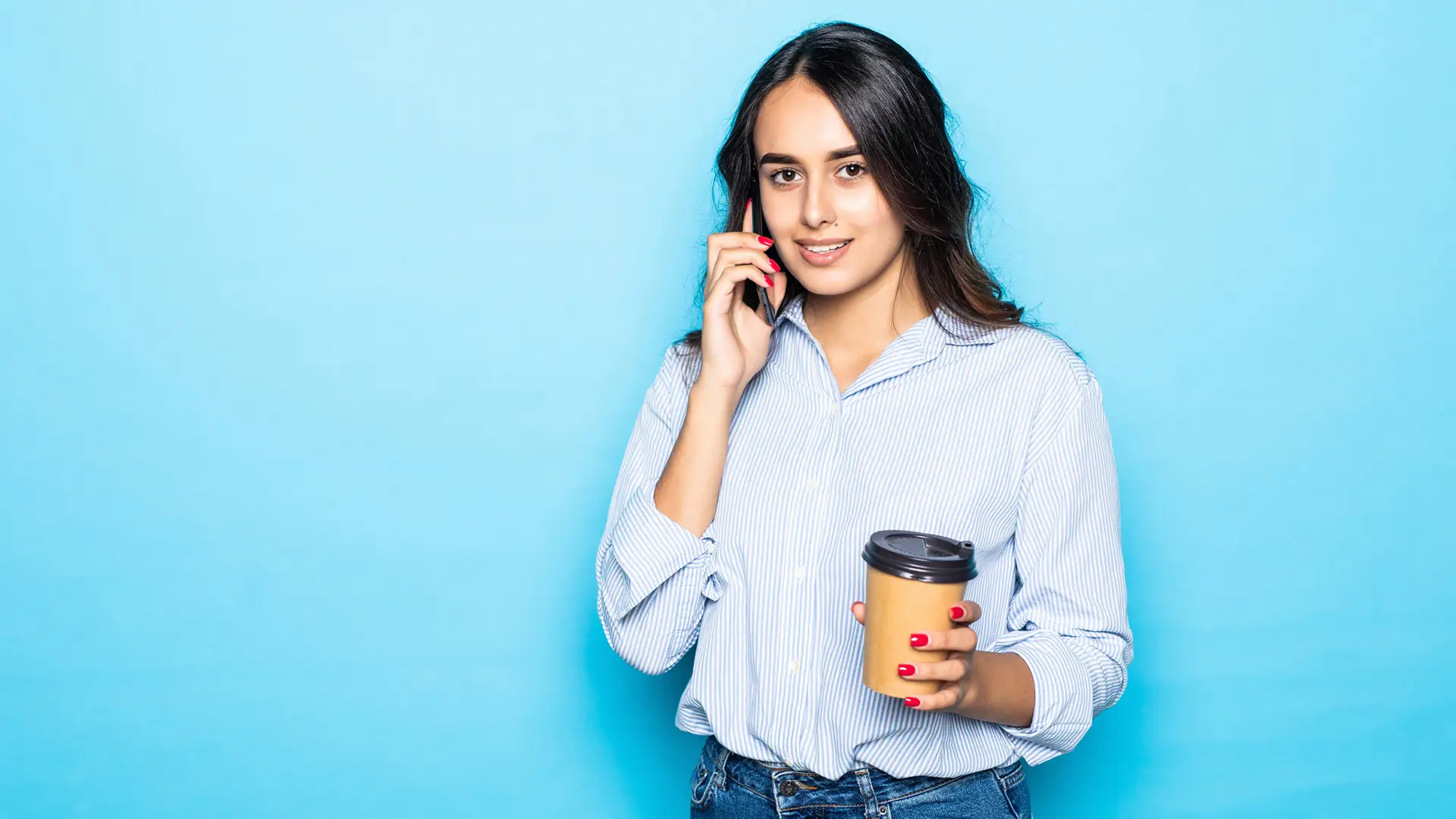 Joven hablando por teléfono móvil con cobertura movistar Joven hablando por teléfono móvil con cobertura movistar