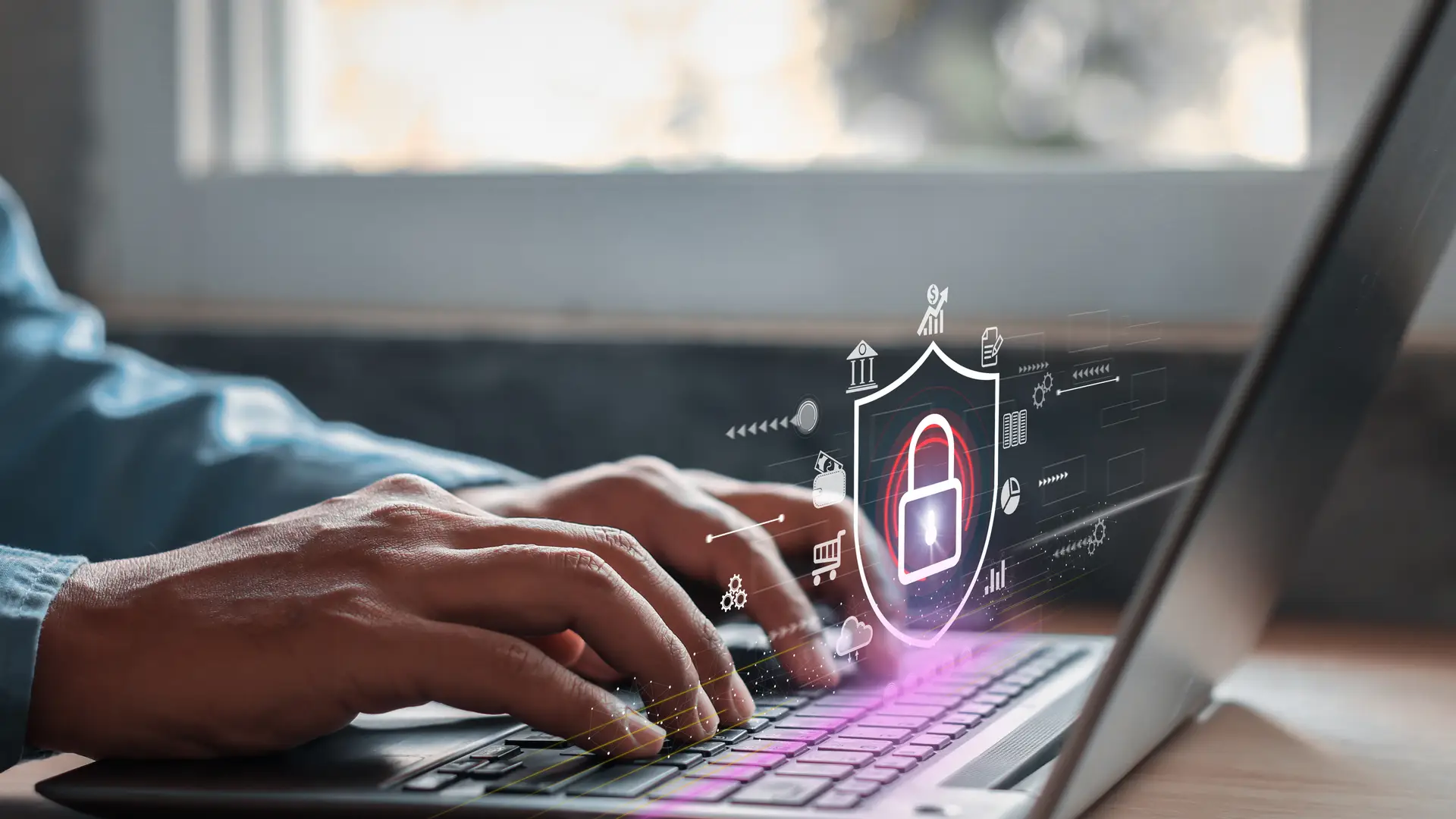 Persona trabajando en su portátil de empresa con la seguridad de McAfee gracias a su contrato de Movistar empresas Persona trabajando en su portátil de empresa con la seguridad de McAfee gracias a su contrato de Movistar empresas