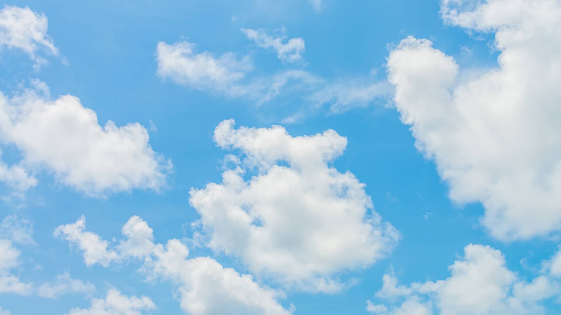 Nubes en el cielo representan el servicio de conectividad online one cloud de movistar empresas