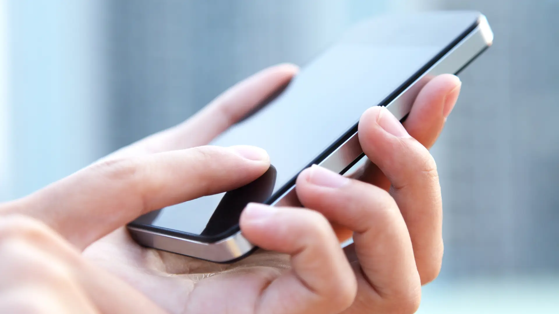 Persona gestionando su código ussd movistar Persona gestionando su código ussd movistar