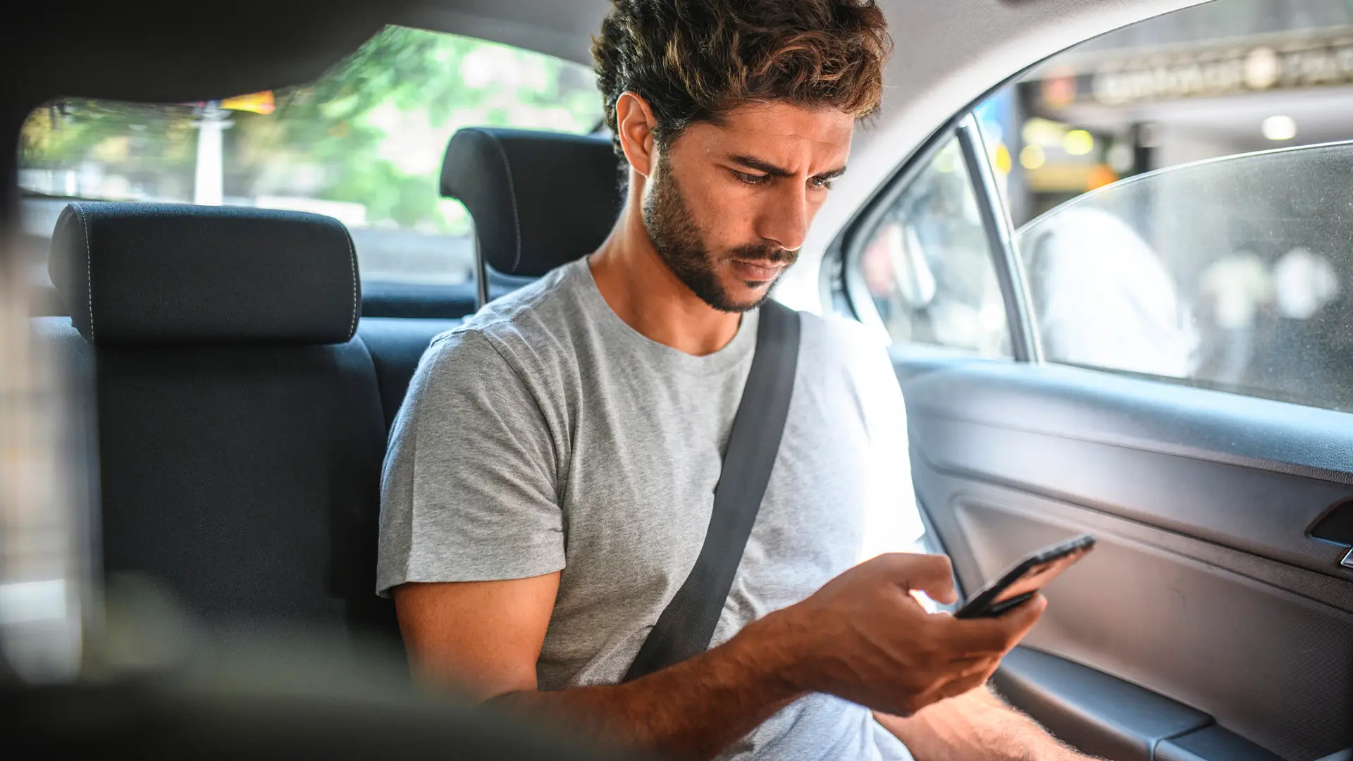 Joven navegando por internet en coche con movistar car Joven navegando por internet en coche con movistar car