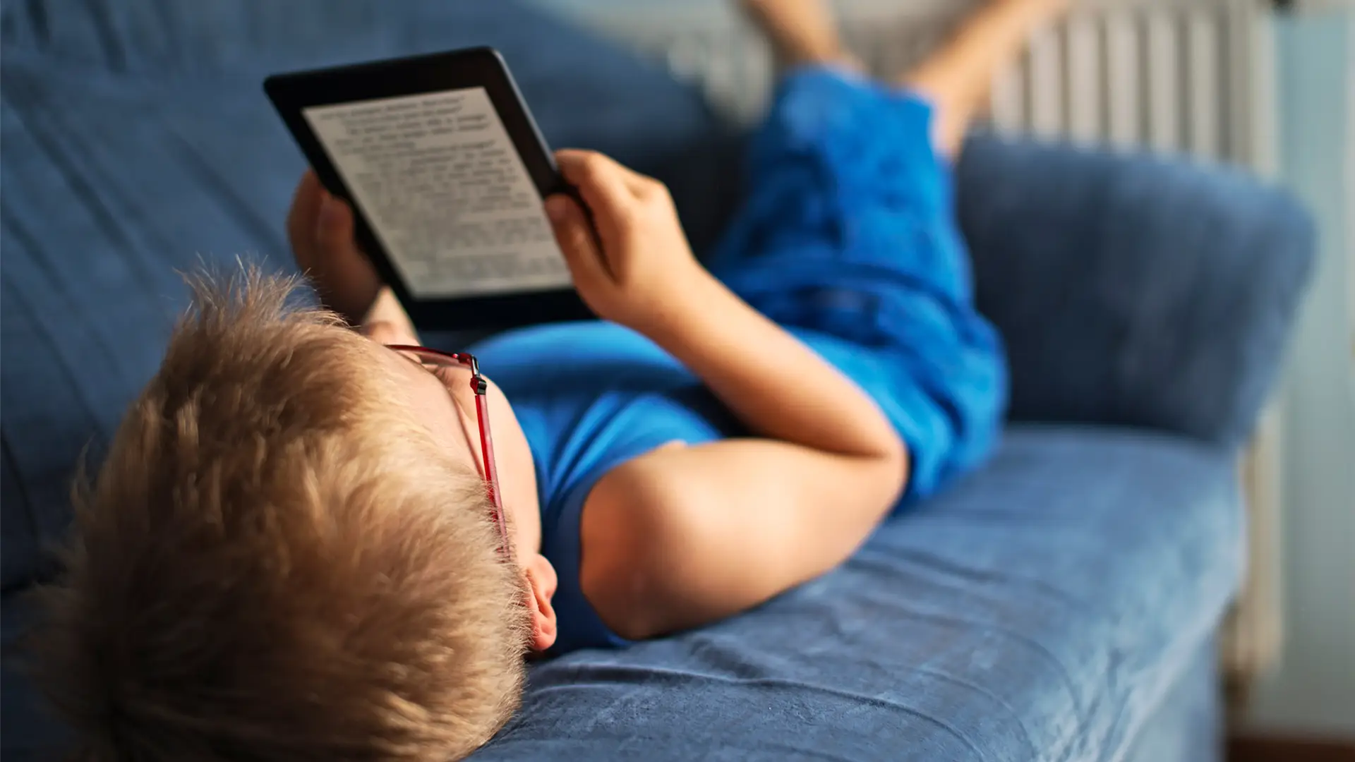 Niño leyendo con servicio núbico de movistar Niño leyendo con servicio núbico de movistar