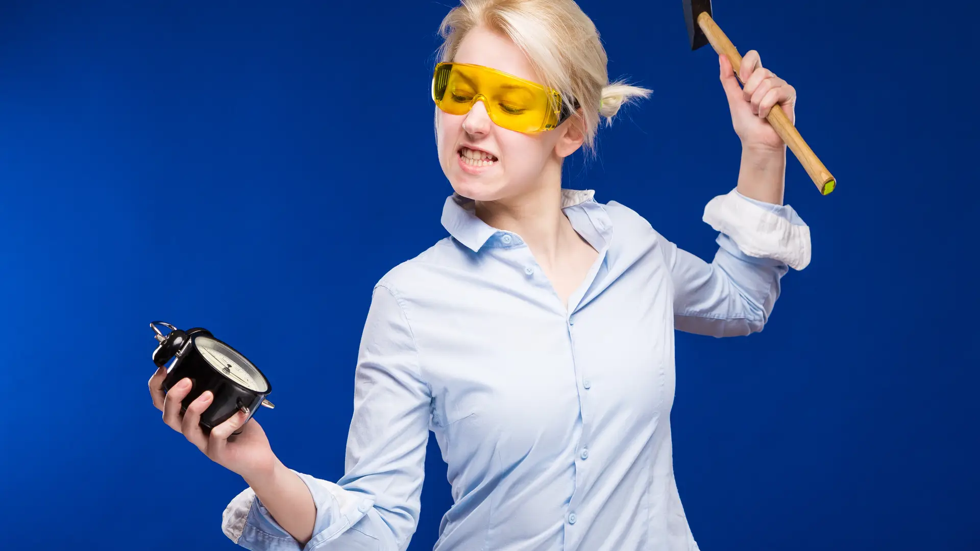 Mujer pensando en romper un reloj con un martillo simboliza el intento de romper la permanencia con su contrato movistar Mujer pensando en romper un reloj con un martillo simboliza el intento de romper la permanencia con su contrato movistar