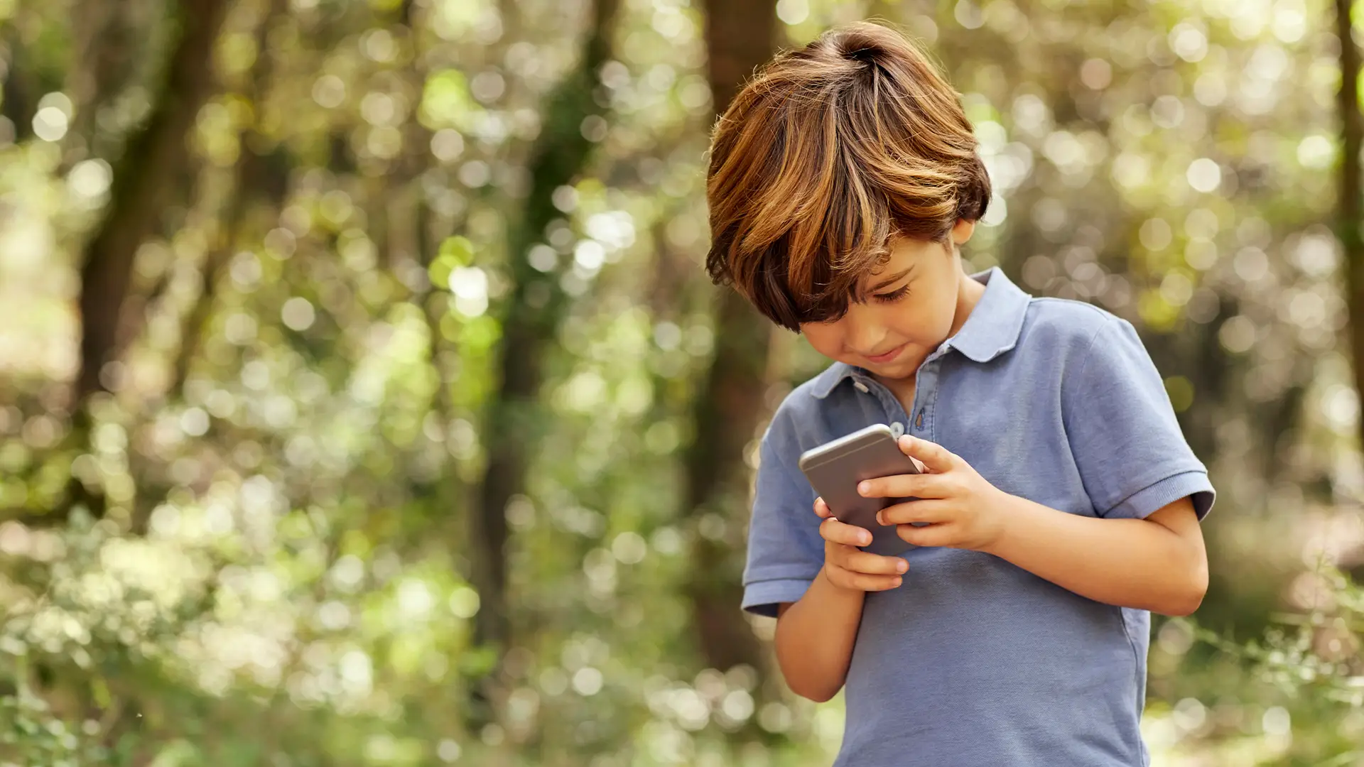 Niño navegando por internet segura con protege de movistar Niño navegando por internet segura con protege de movistar