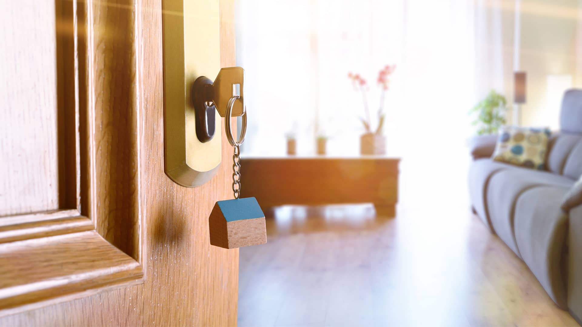 Puerta de casa y llaves representa seguridad movistar hogar