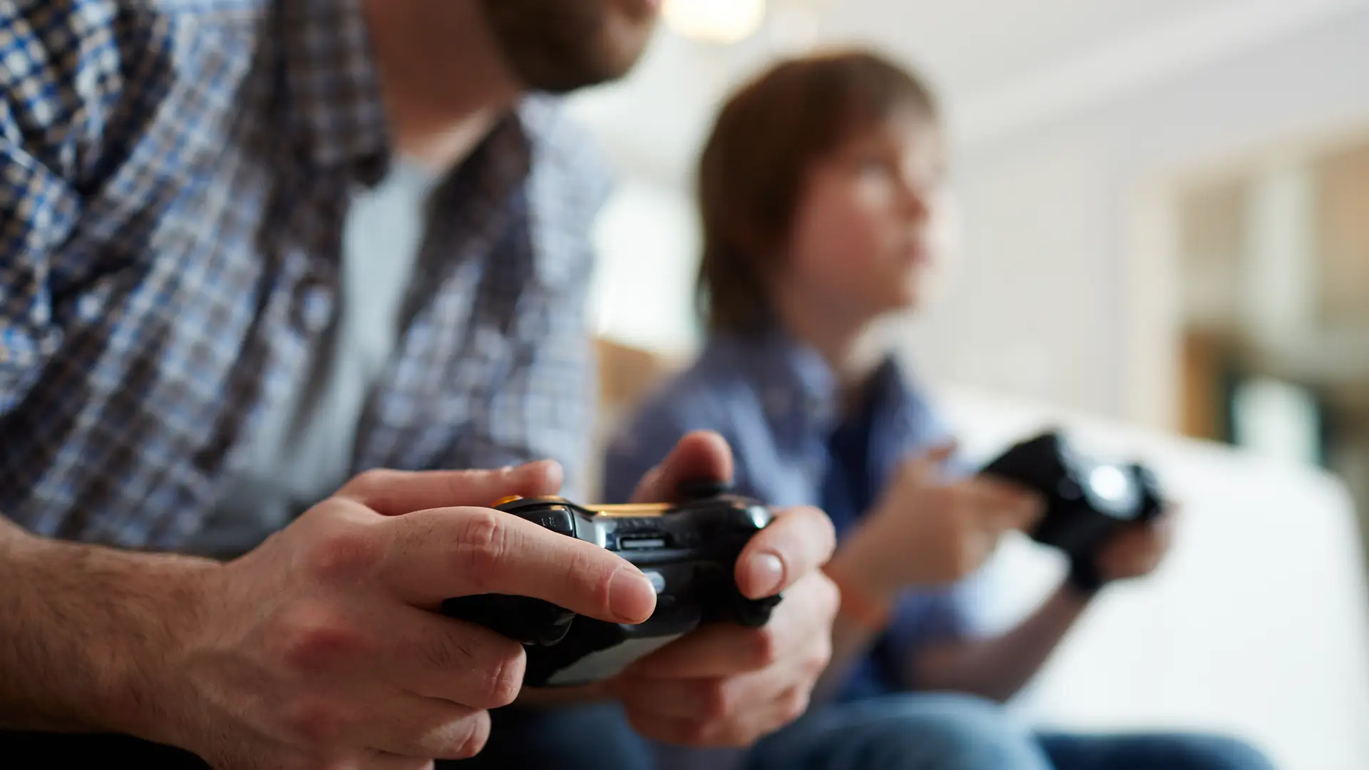 Padre e hijo juegan juntos en cooperativo tras conseguir su xbox gracias a movistar Padre e hijo juegan juntos en cooperativo tras conseguir su xbox gracias a movistar