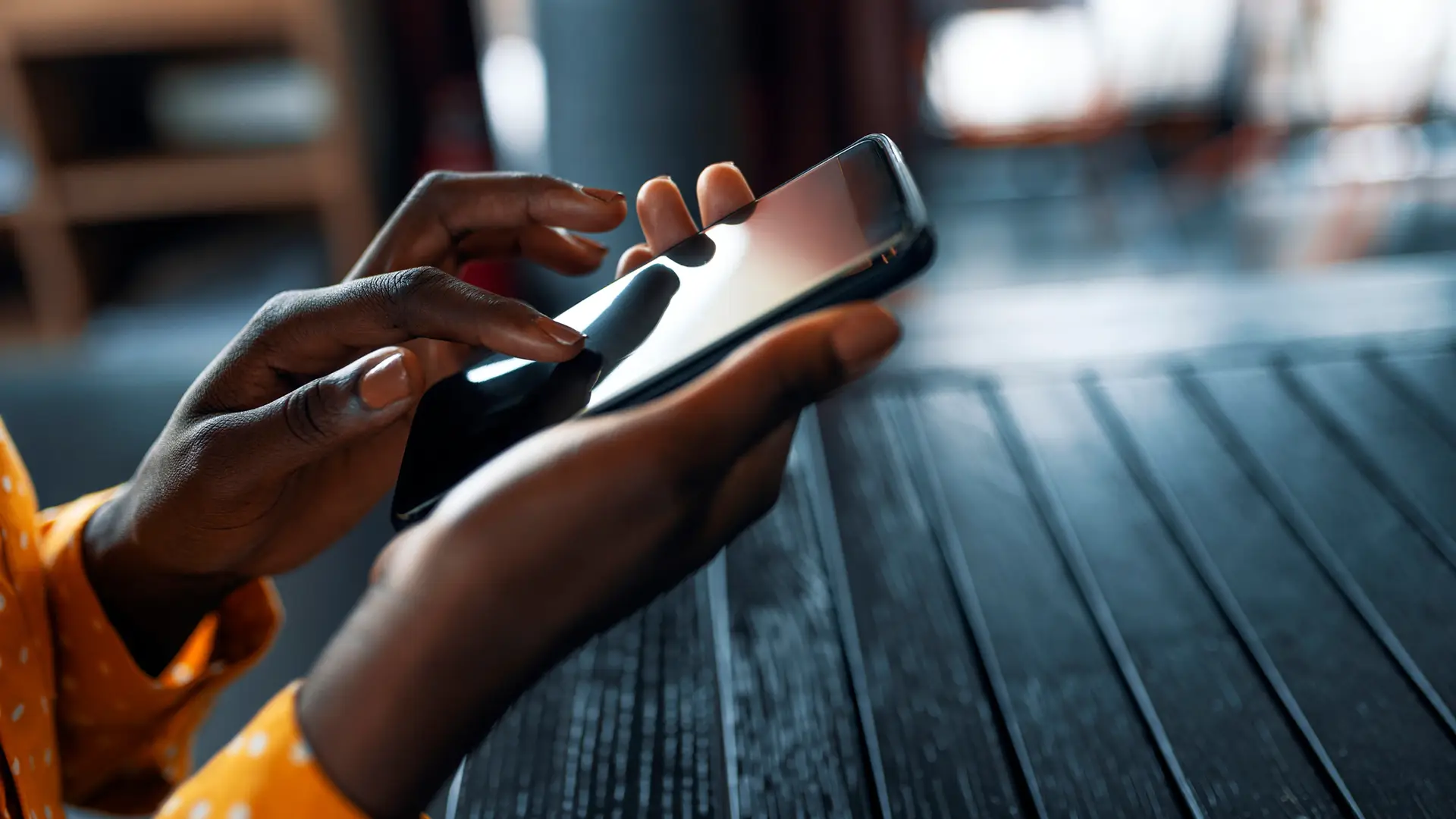 Persona configurando app smart wifi movistar