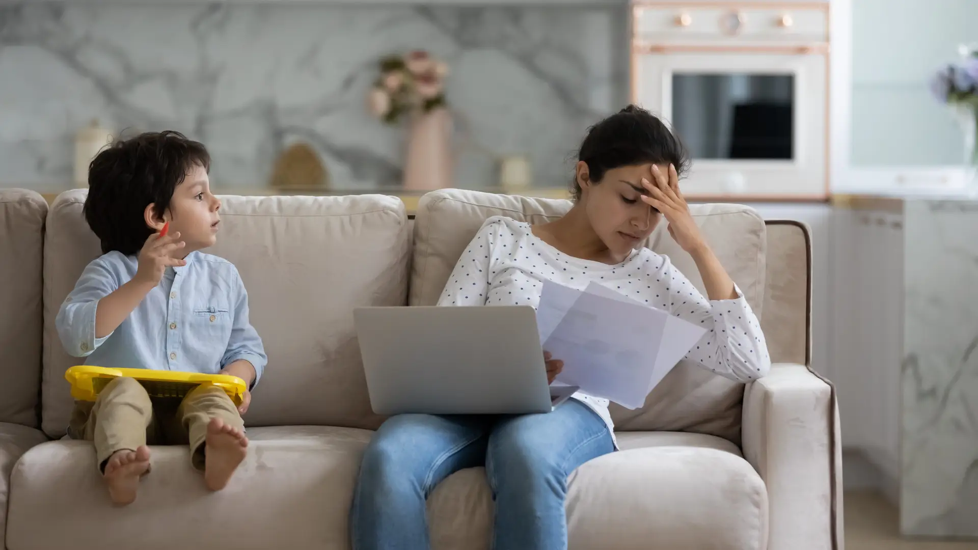 madre con su hijo enfadada porque tiene que cambiar los canales wifi de su fibra de internet de movistar para poder utilizar el ordenador madre con su hijo enfadada porque tiene que cambiar los canales wifi de su fibra de internet de movistar para poder utilizar el ordenador