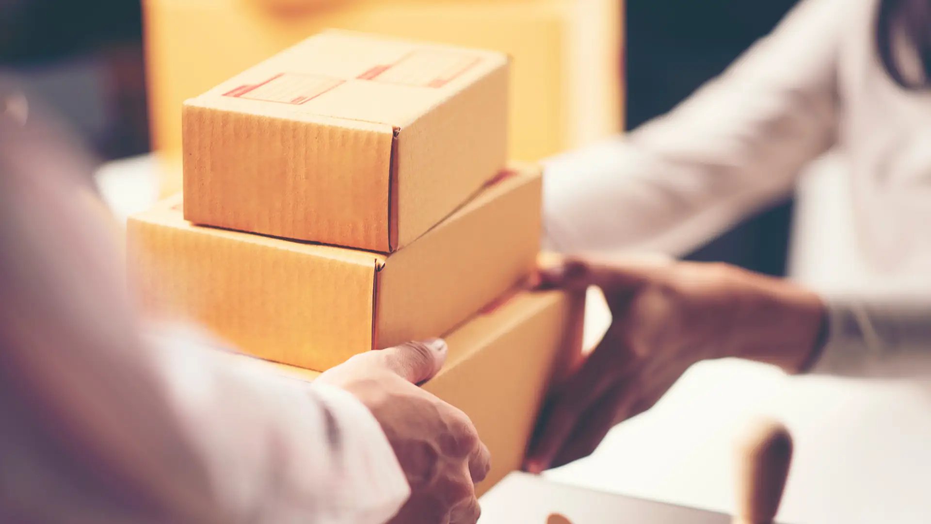 Mujer entregando a repartidor decodificadores movistar de vuelta