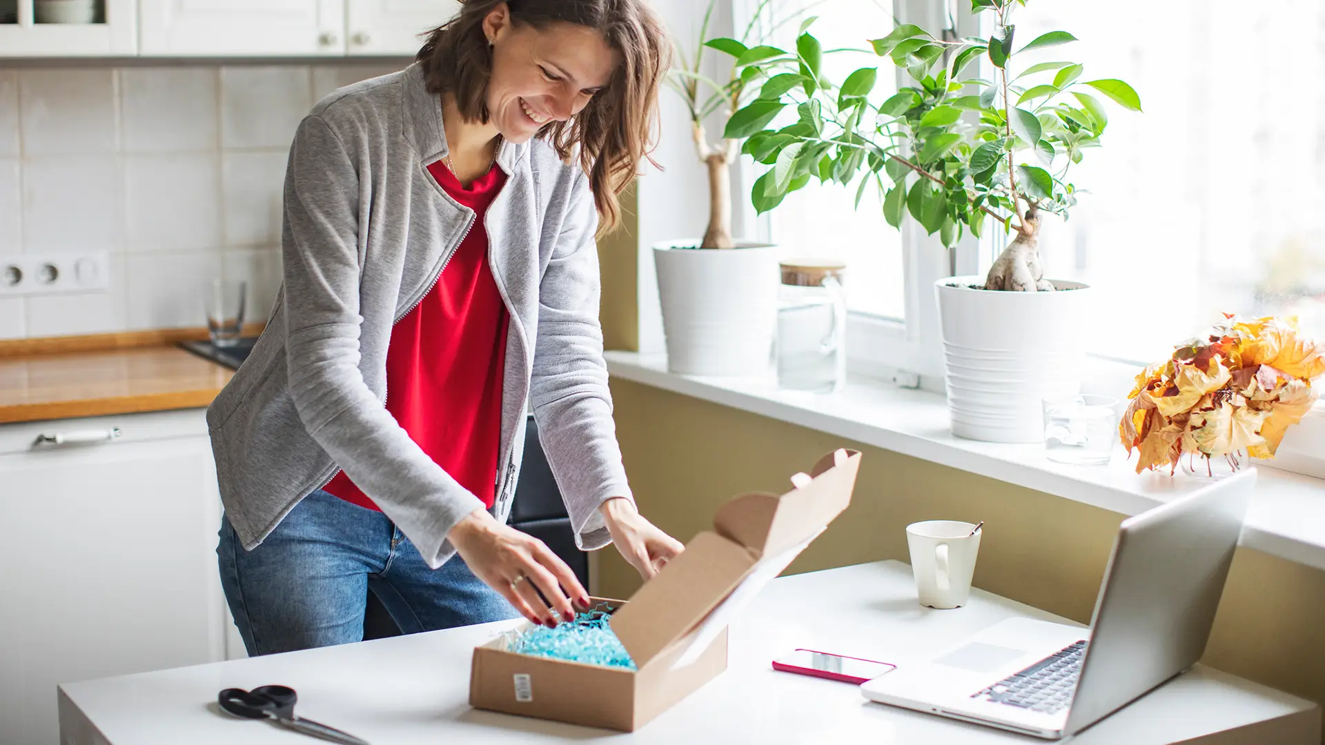 Mujer empaquetando router movistar para devolver Mujer empaquetando router movistar para devolver