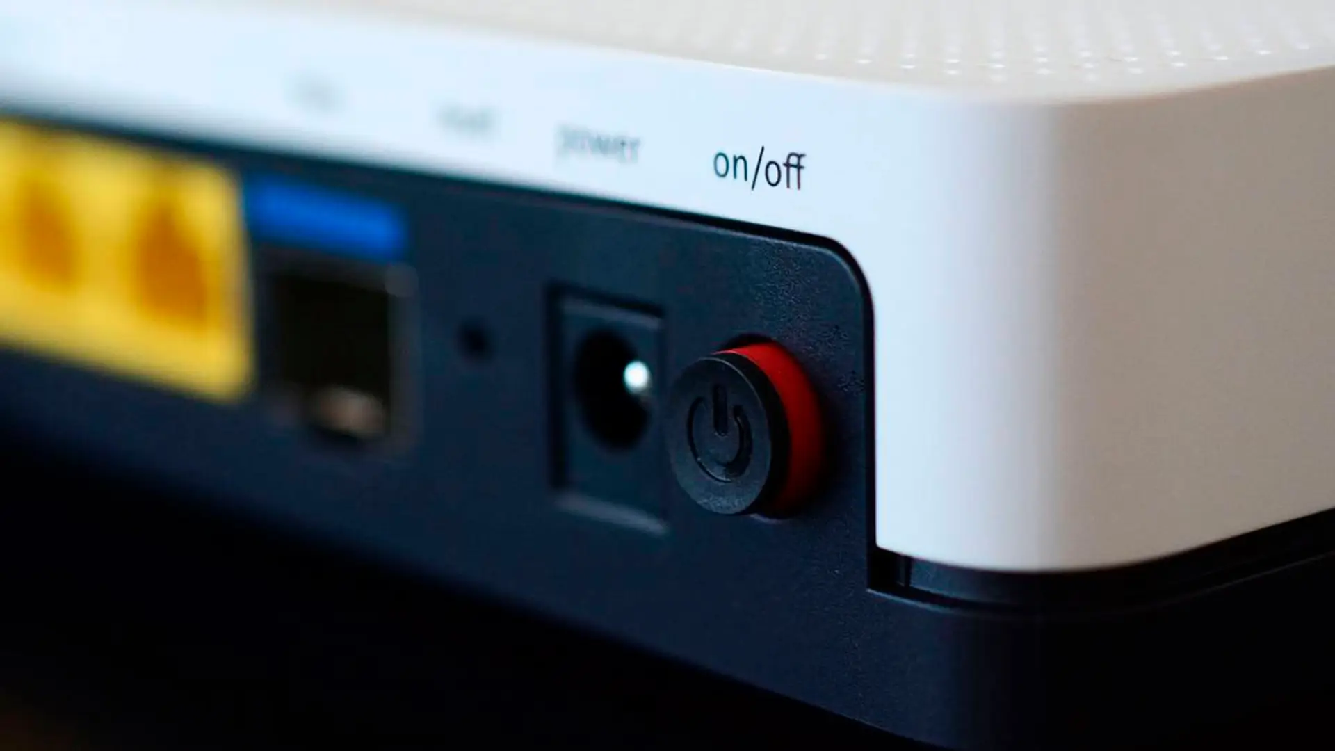 Joven con portátil sin internet porque ha reiniciado su router movistar