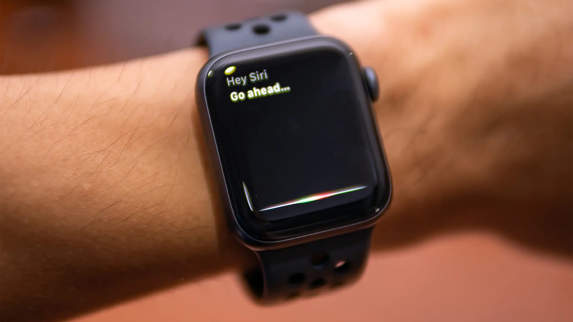 Persona con applewatch series 4 en muñeca izquierda
