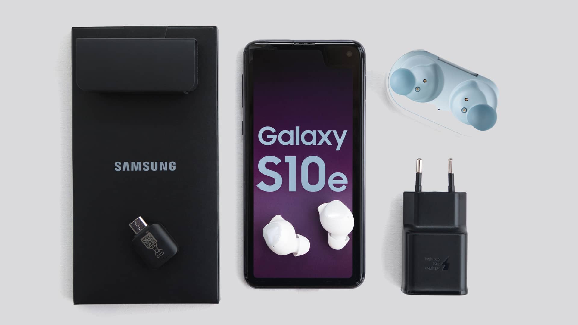 Teléfono samsung galaxy s10e con auriculares y caja