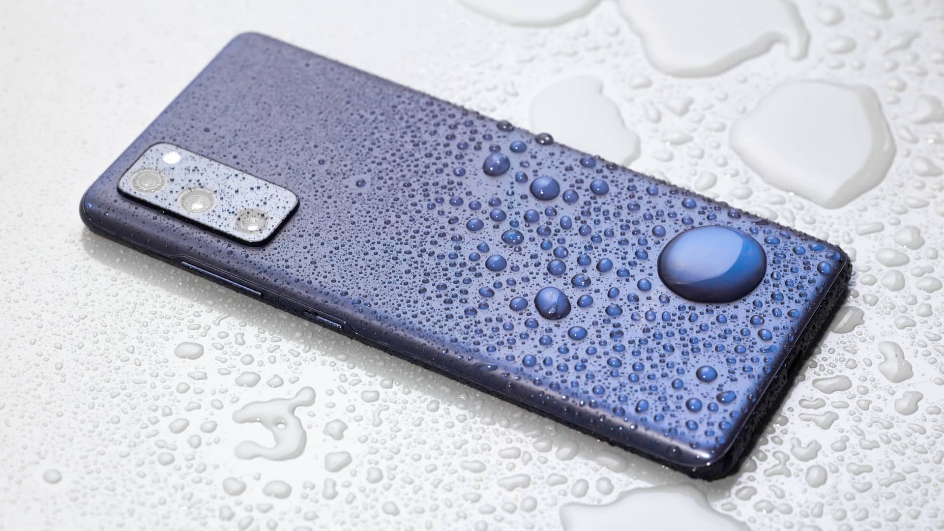 Samsung Galaxy S20 mojado para probar su resistencia al agua, como los que tiene a la venta movistar