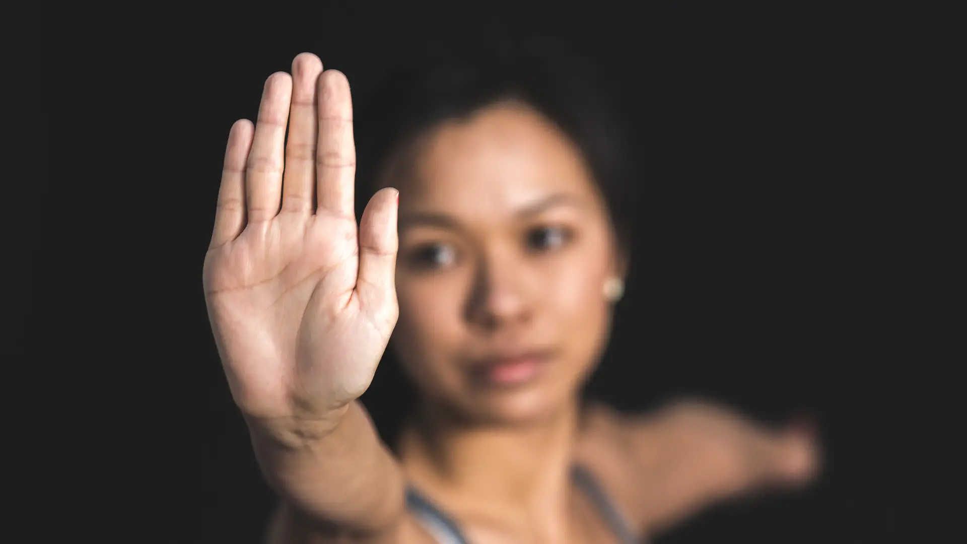Mujer indicando con la mano que paren simboliza bloquear número Mujer indicando con la mano que paren simboliza bloquear número