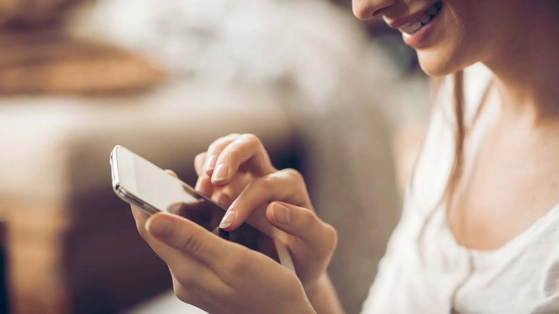 Joven con su smartphone consultando saldo Joven con su smartphone consultando saldo