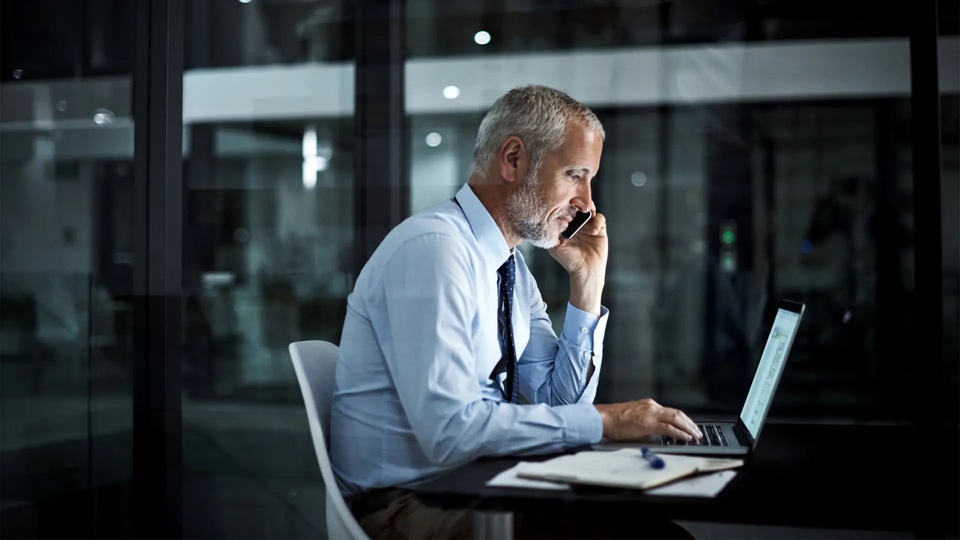 Hombre trabajando con móvil y portátil con datos ilimitados movistar Hombre trabajando con móvil y portátil con datos ilimitados movistar