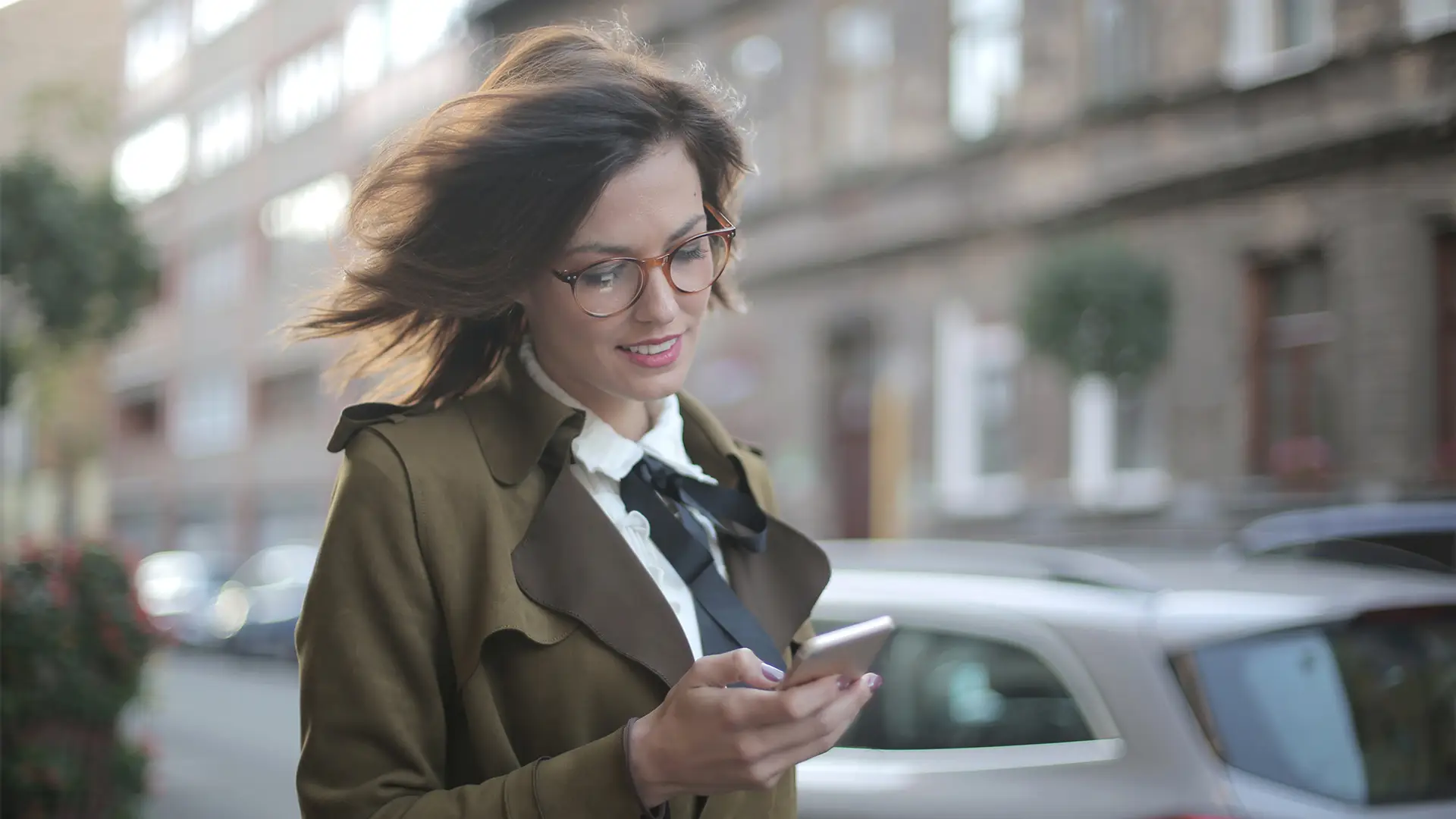 Joven contento al recibir extra de datos Joven contento al recibir extra de datos