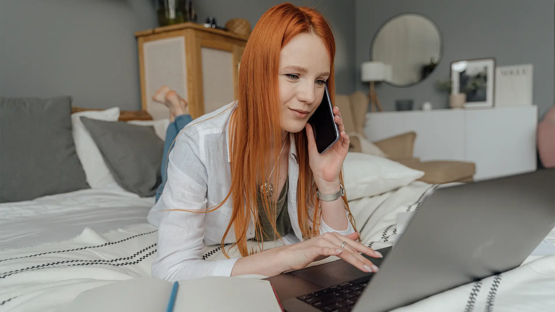 Mujer activando servicio mensaje dictado movistar Mujer activando servicio mensaje dictado movistar