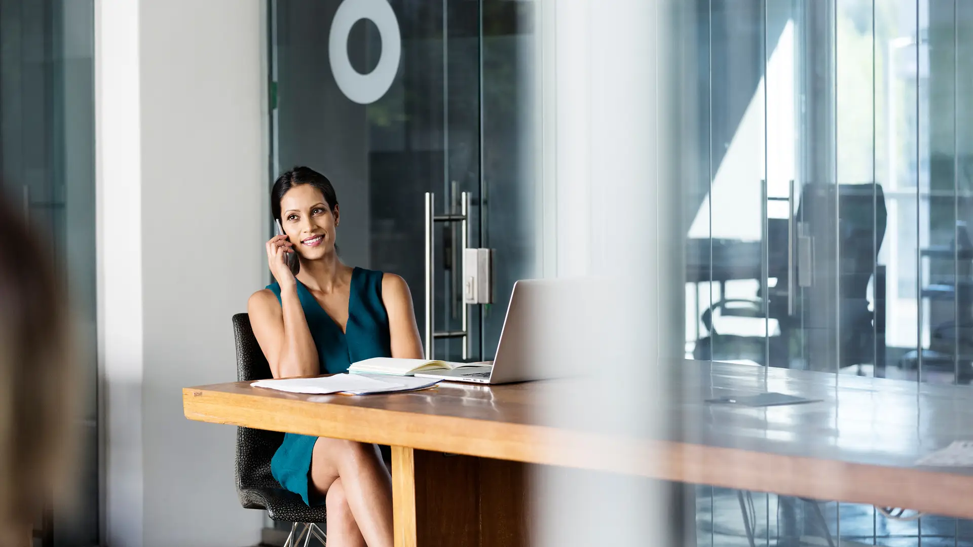 Mujer en reunión de multiconferencia telefónica Mujer en reunión de multiconferencia telefónica