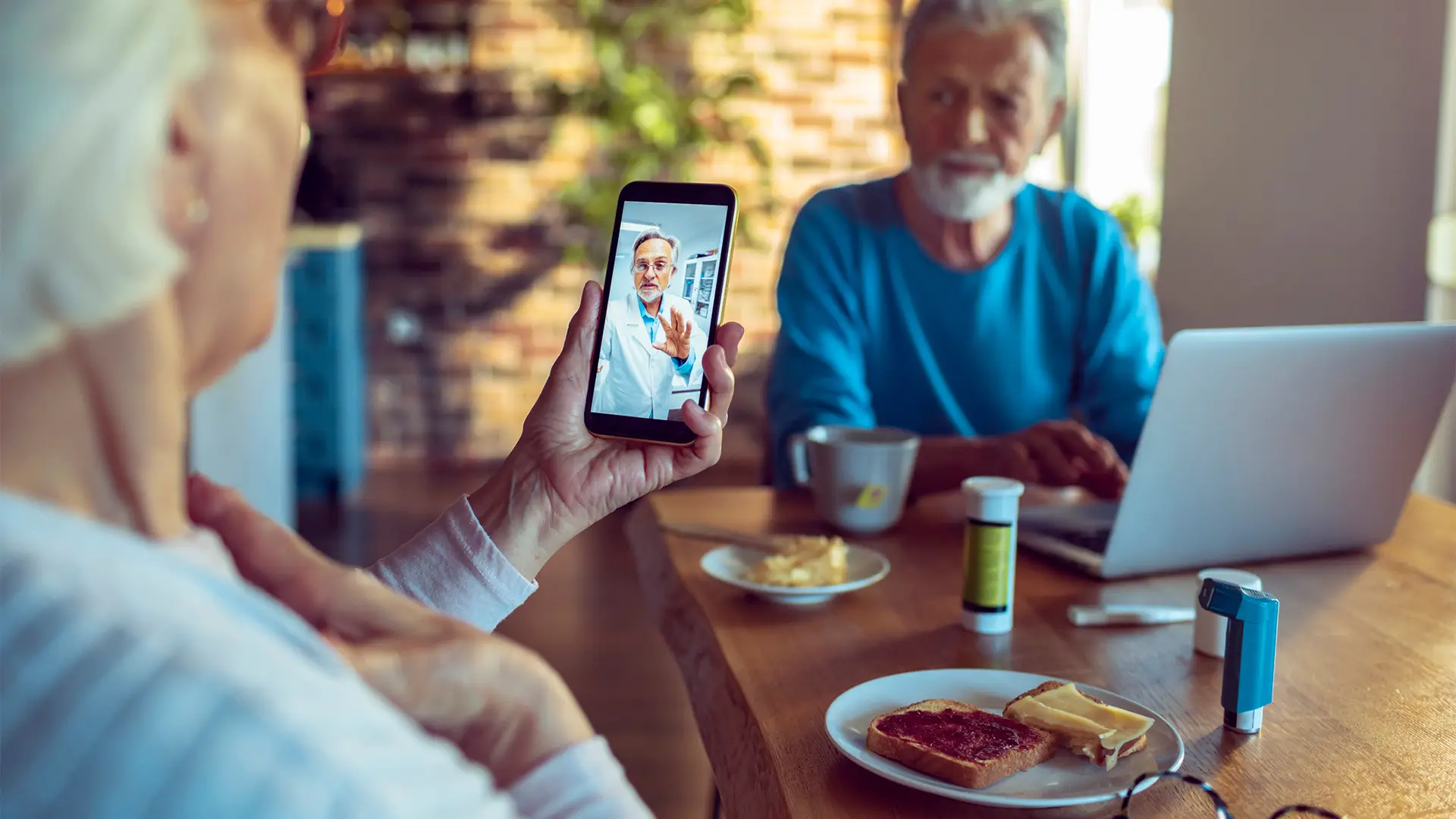 Pareja de personas mayores recibiendo videollamada de médico con teleasistencia movistar Pareja de personas mayores recibiendo videollamada de médico con teleasistencia movistar