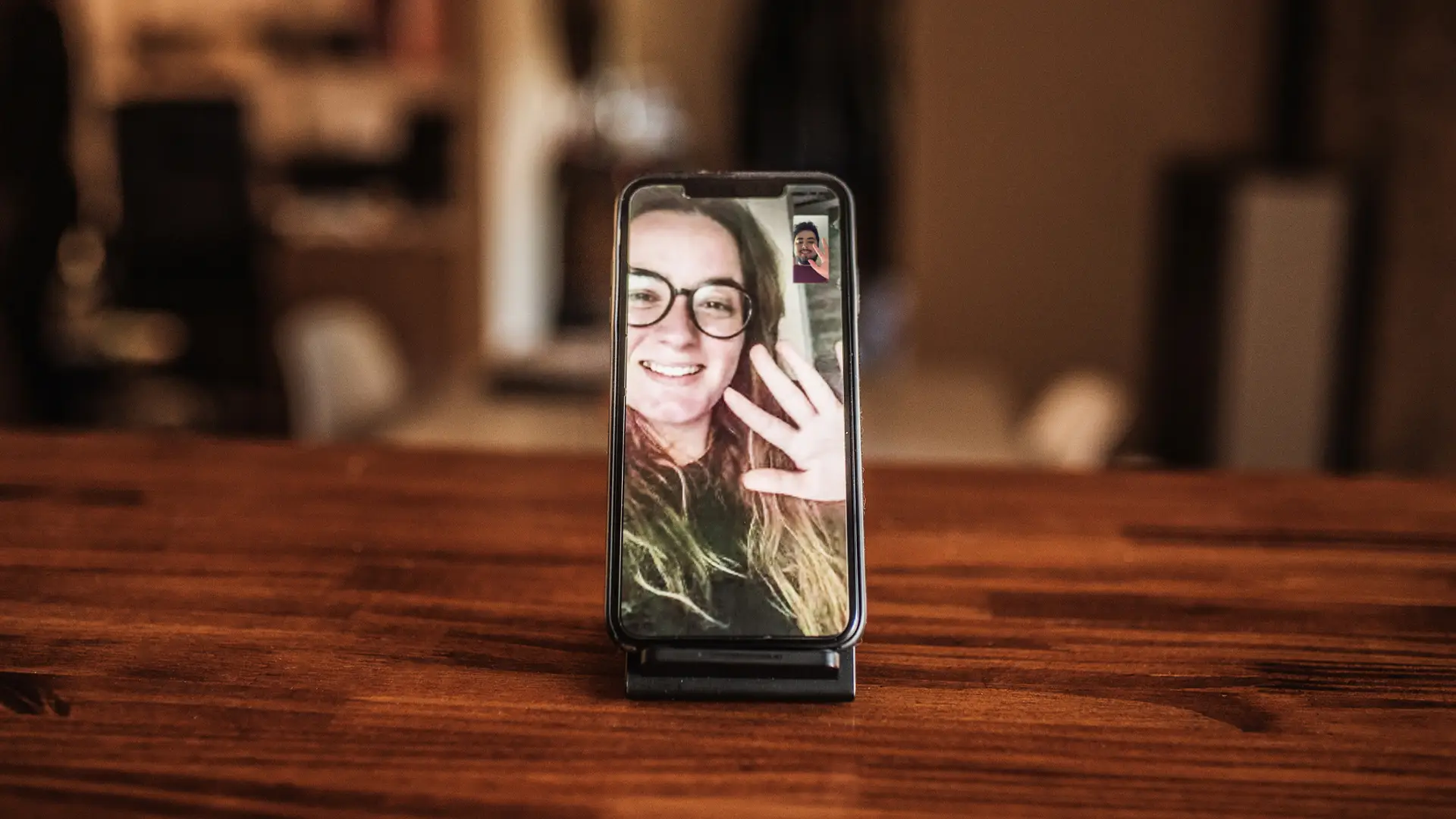 Teléfono móvil en el cual están haciendo una videollamada Teléfono móvil en el cual están haciendo una videollamada