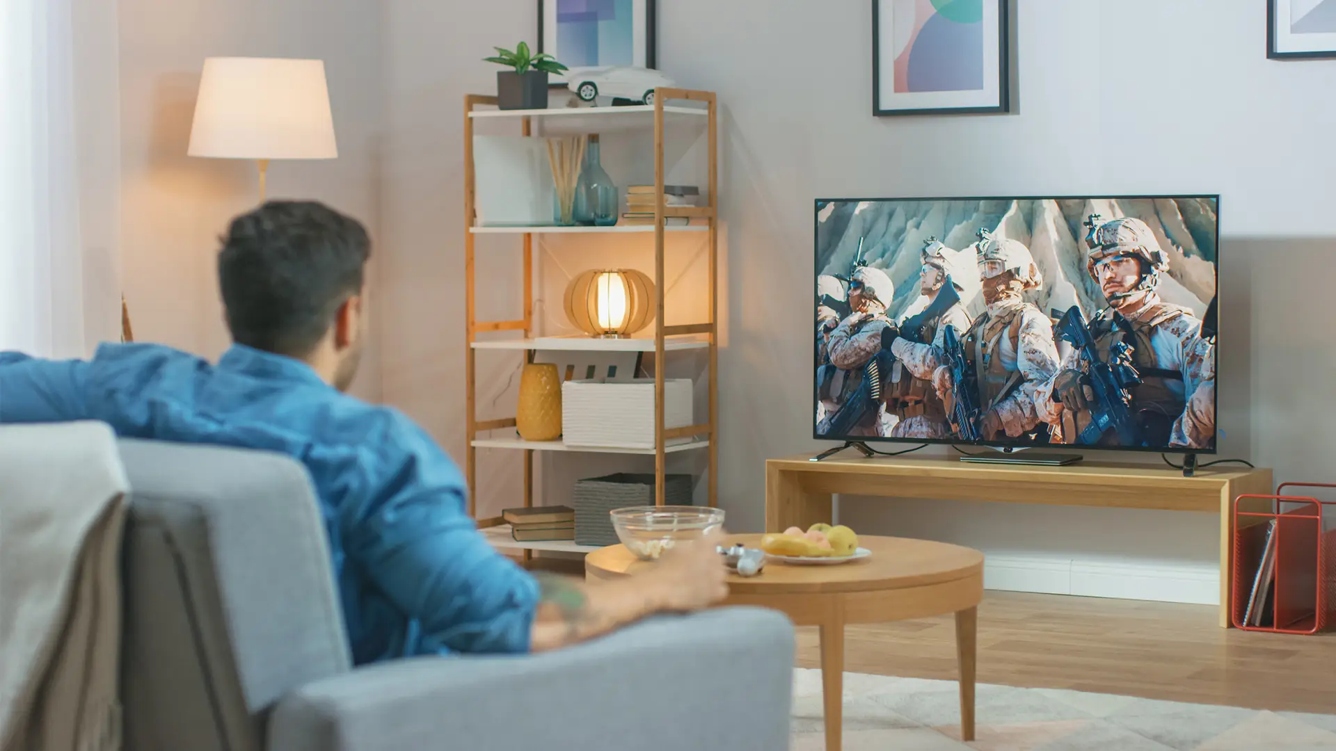 Hombre sentado en sofa viendo película acción Hombre sentado en sofa viendo película acción