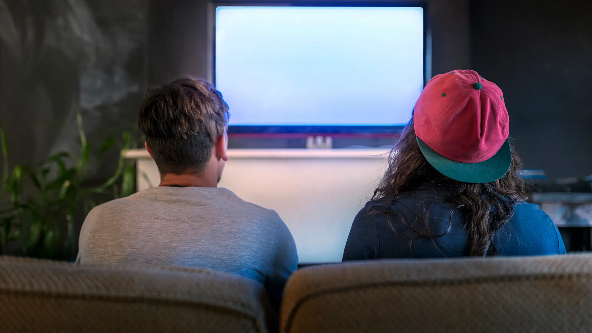 Jovenes viendo canal axn white