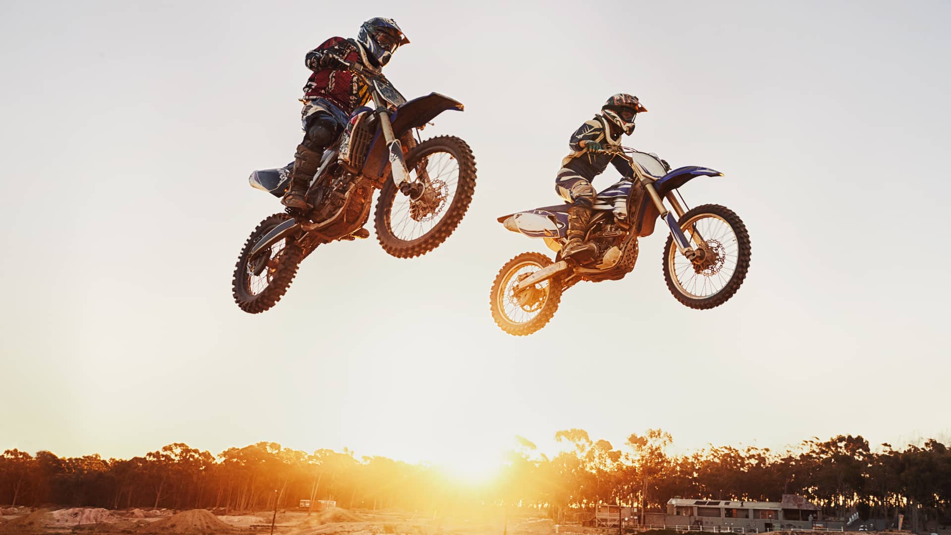 Motos saltando en competición simboliza dazn