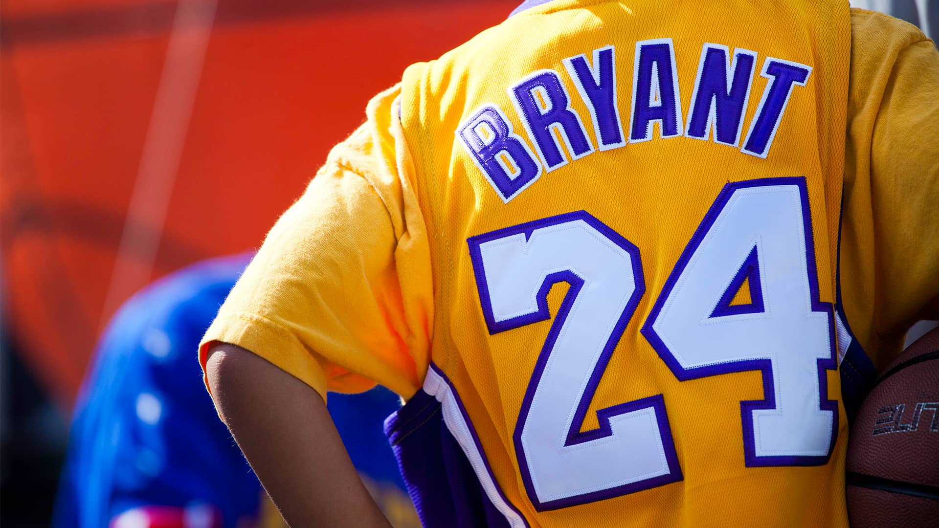 Niño con camiseta Bryant de los Lakers representa nba league pass