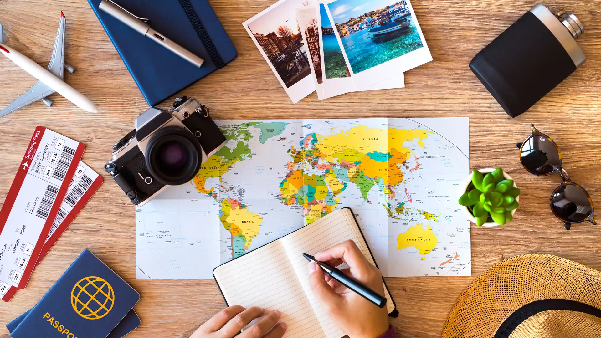 Persona preparando en su diario una odisea de viaje Persona preparando en su diario una odisea de viaje