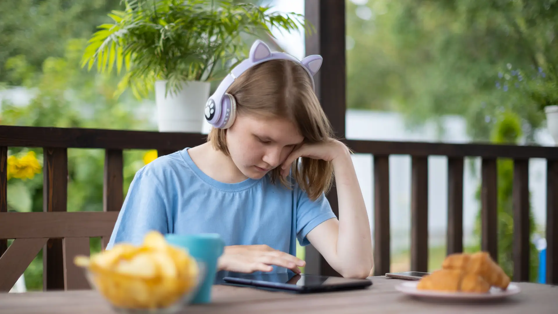 Adolescente aprovecha las ventajas de Movistar+ offline para ver sus series fuera de casa