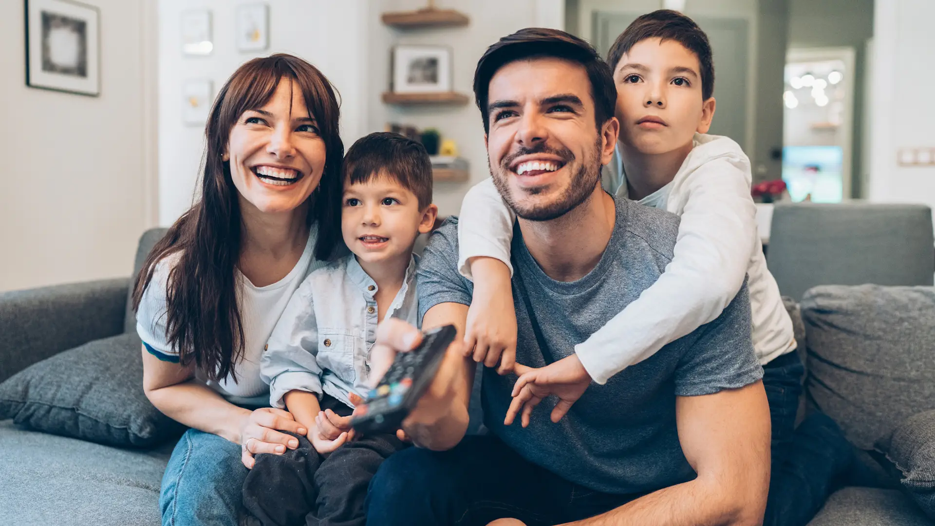 Familia viendo tv online movistar