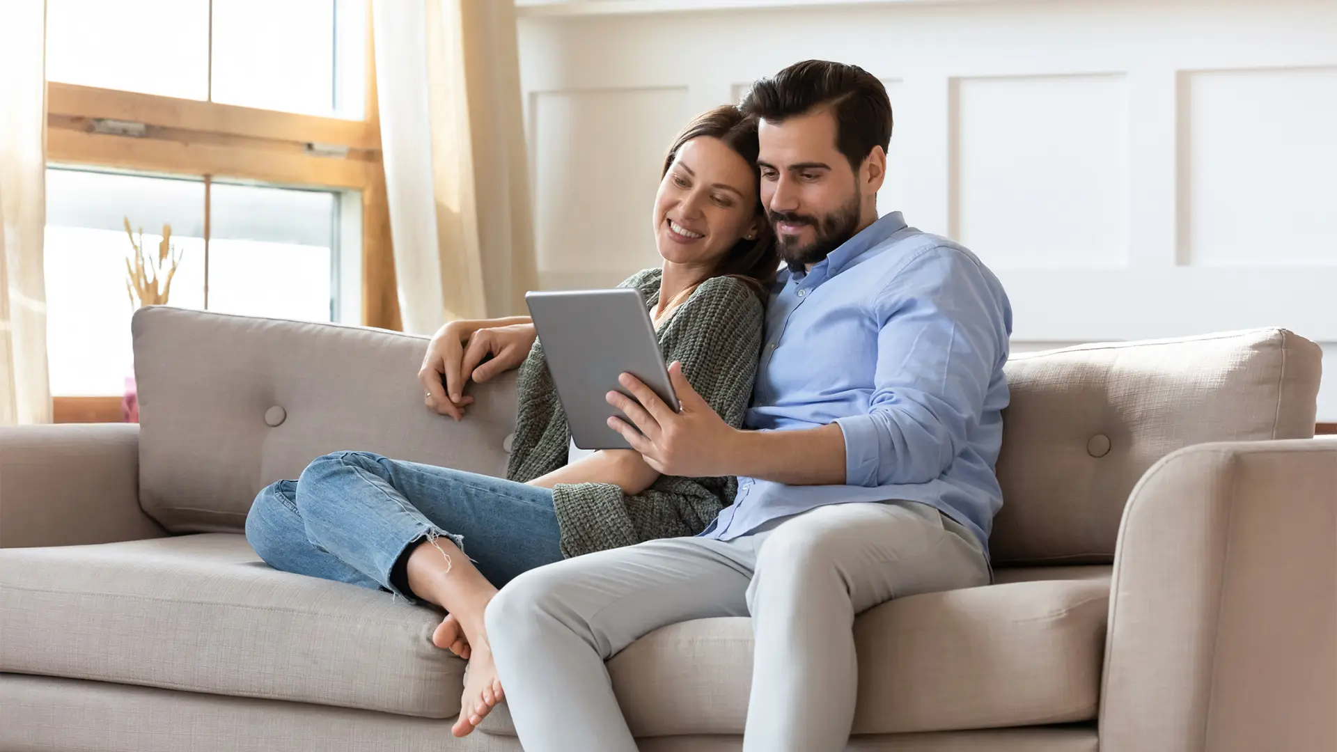 Pareja lanzando a tv vídeo