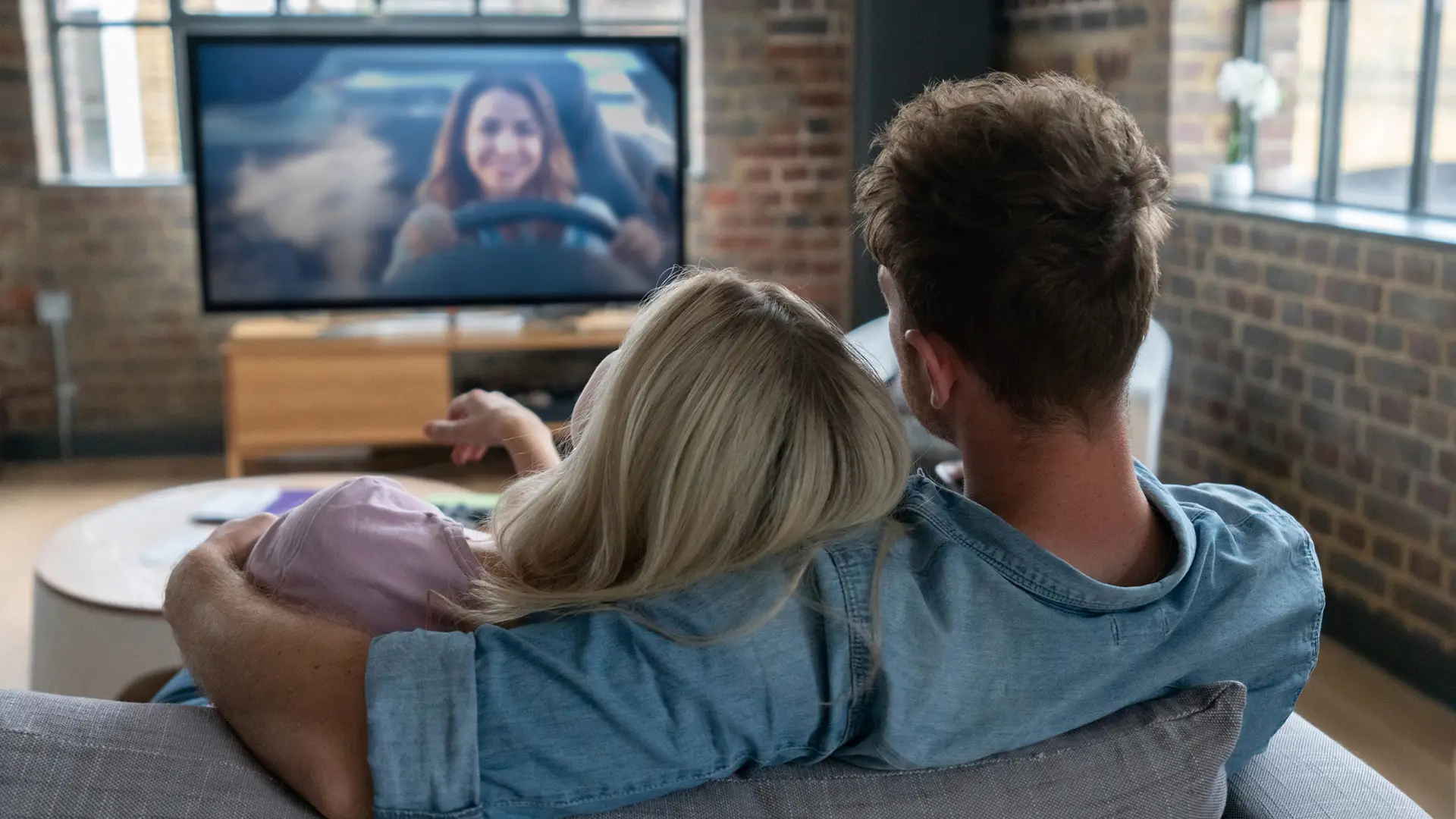 Pareja viendo canal syfy de movistar Pareja viendo canal syfy de movistar