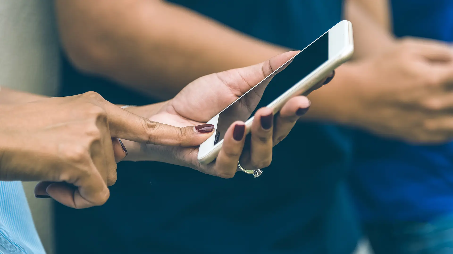 Persona buscando en su smartphone trámites para cancelar movistar lite Persona buscando en su smartphone trámites para cancelar movistar lite
