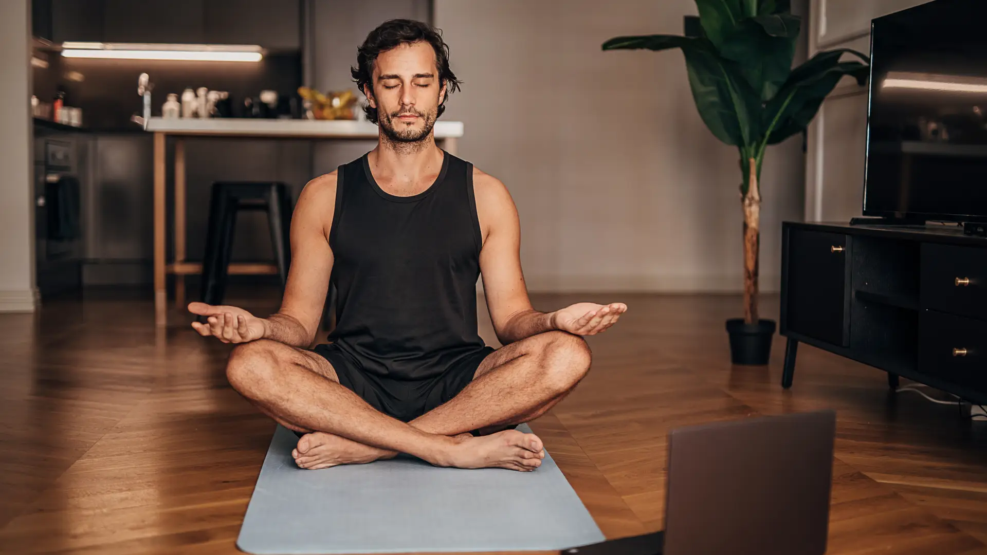 Joven practicando yoga y descansando por cancelar portabilidad Joven practicando yoga y descansando por cancelar portabilidad
